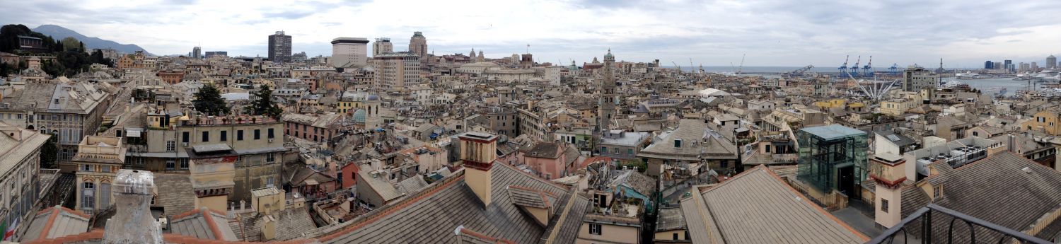 Über den Dächern Genuas - Ausblick von der Dachterrasse des Palazzo Rosso