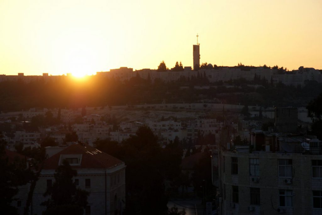 Sonnenaufgang über den Dächern Jerusalems. 