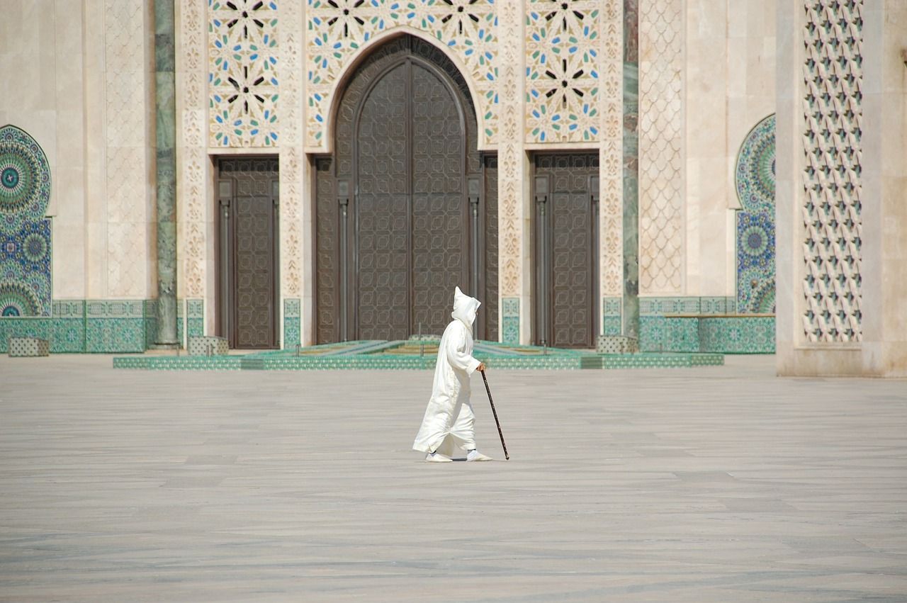 Ein Gläubiger auf dem Weg in die Moschee in Marokko
