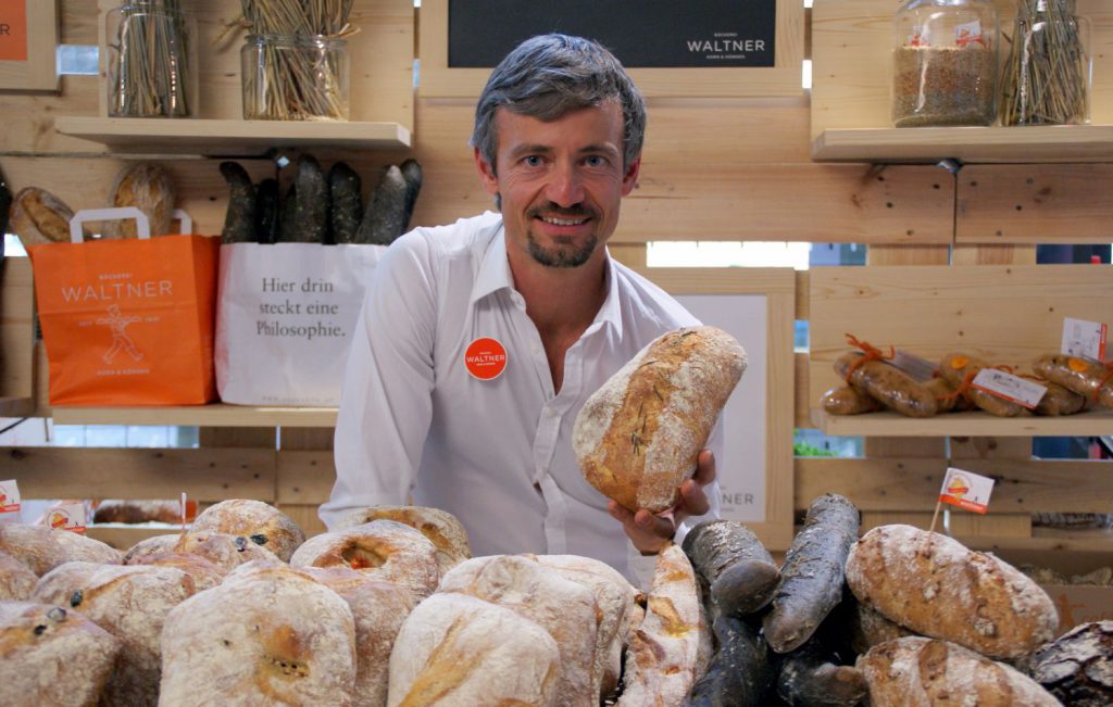 Bäckermeister Martin Waltner sagt billigen Aufbackbrötchen den Kampf an. Seine Brote gehen teilweise bis zu drei Tagen.