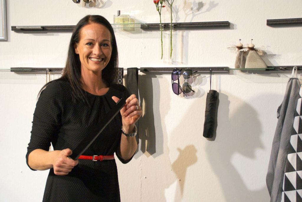 Eine Designerin, die aus ihrer Not ein tolles Produkt entworfen hat: Karin Sieber-Graf vor ihrer Schlüsselbrett-Wand.