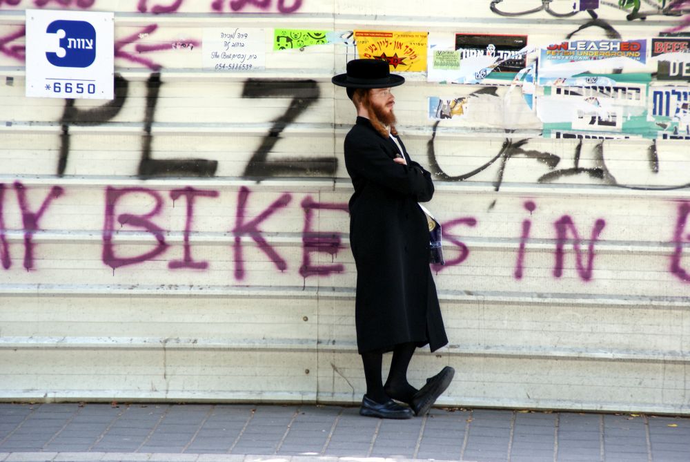 Street Art meets Religion: Orthodoxe Juden mit Schläfenlocken, Hut und langem Mantel, sieht man in Tel Aviv eher selten.