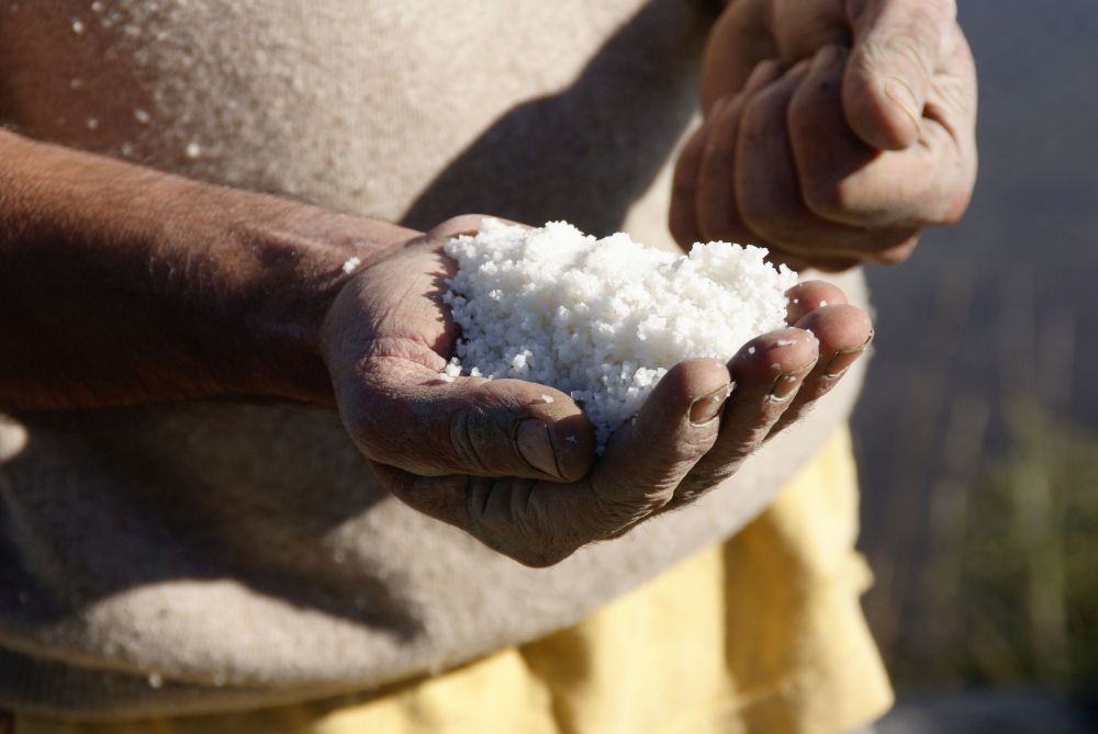 Neben körperlicher Kraft, verlangt die Arbeit des Salzbauern viel Fingerspitzengefühl.