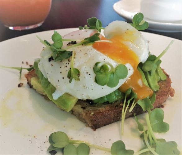 Im Frühstücks-Himmel: Frisches Bauernbrot mit Avocado und pochiertem Ei <3